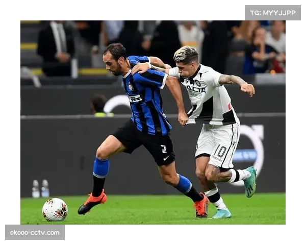 特写镜头：一次转换失败后，国际米兰教练席迅速传递战术调整指令